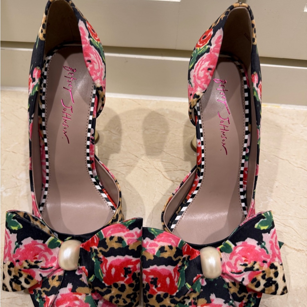 Betsey Johnson Kyliee Floral Bow Heels - Black and Pink - Picture 3 of 6